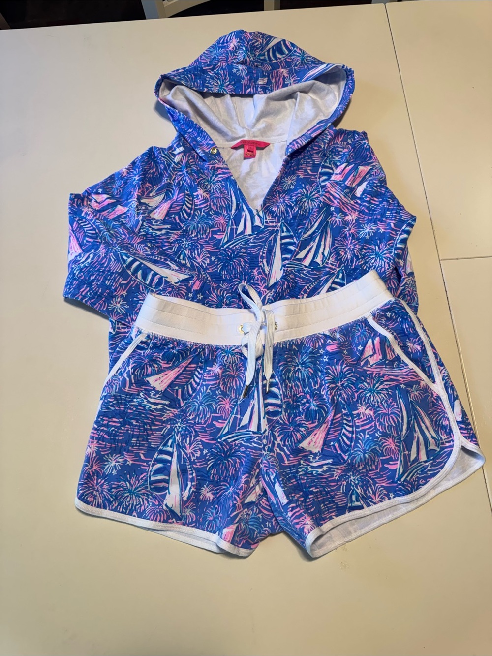 Hard to find print!!!! Lilly Pulitzer "Kiawah" hoodie and shorts set. Nwot - Picture 4 of 7